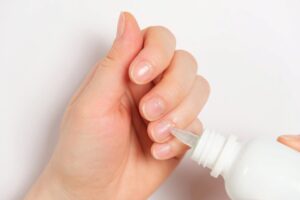 Comment-enlever-le-vernis-a-ongles-en-gel-Huile