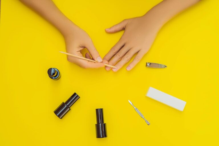 De-quels-outils-ai-je-besoin-pour-enlever-mon-vernis-a-ongles-en-gel-a-la-maison